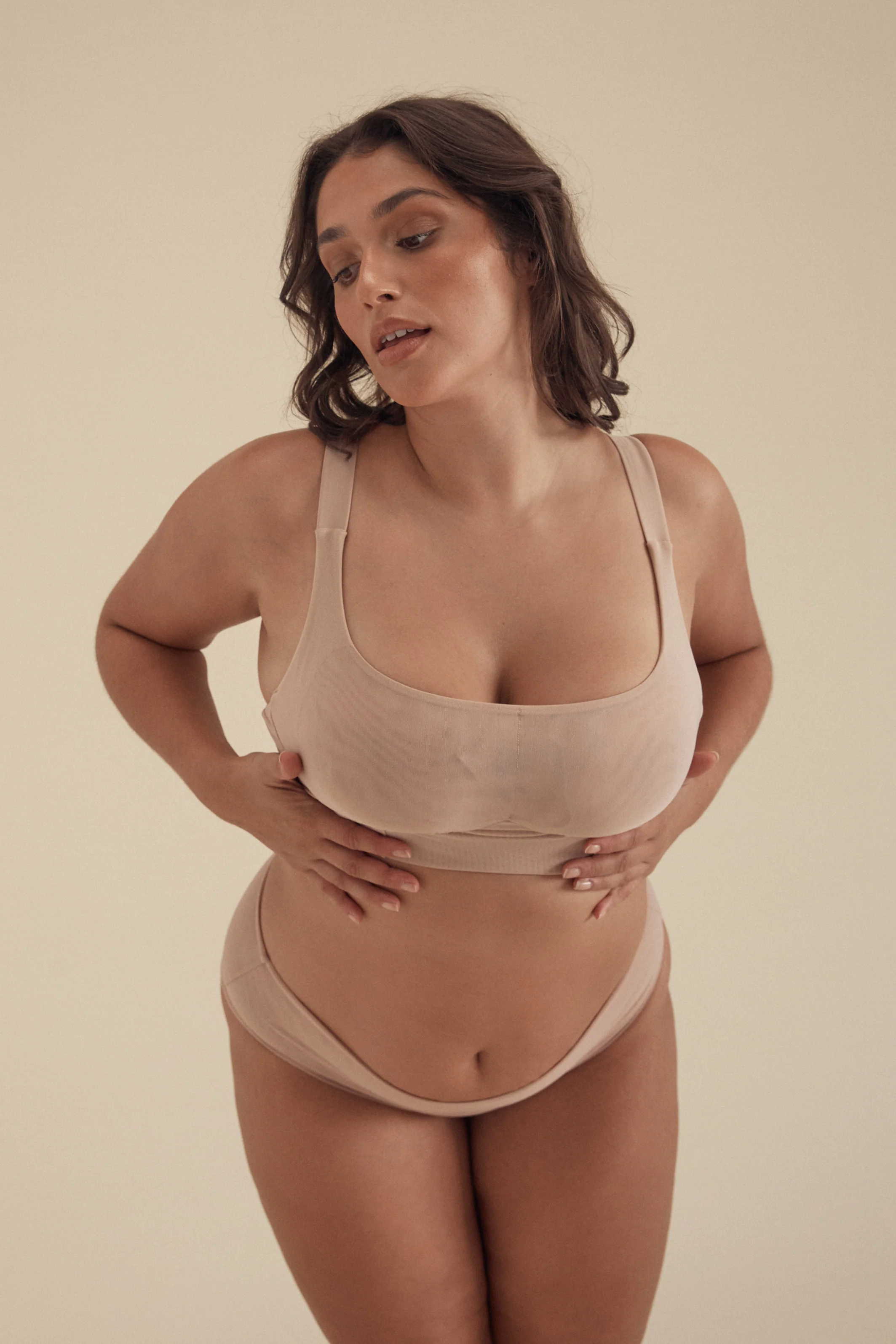 BUSTY BASICS CROP - LATTE