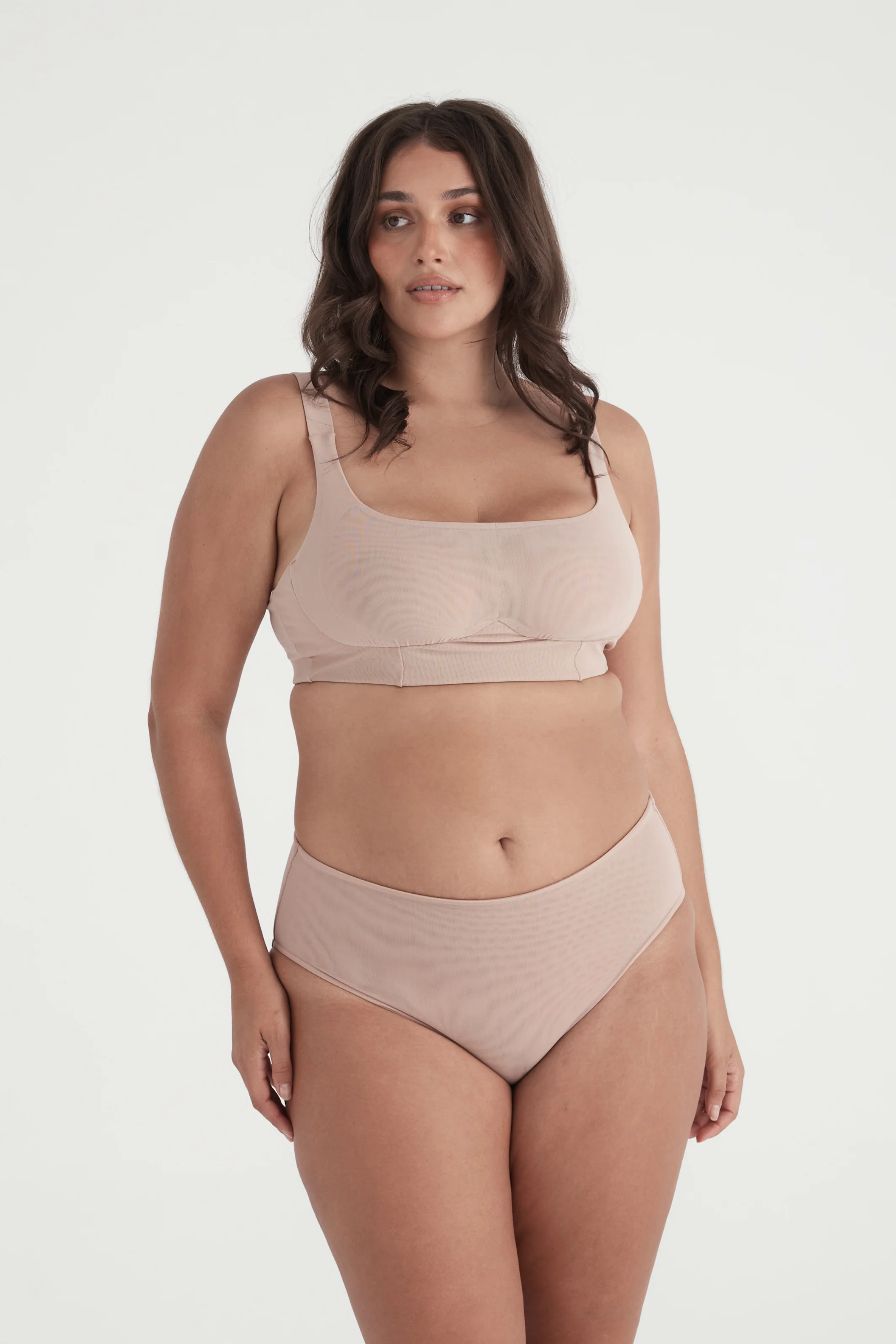 BUSTY BASICS CROP - LATTE