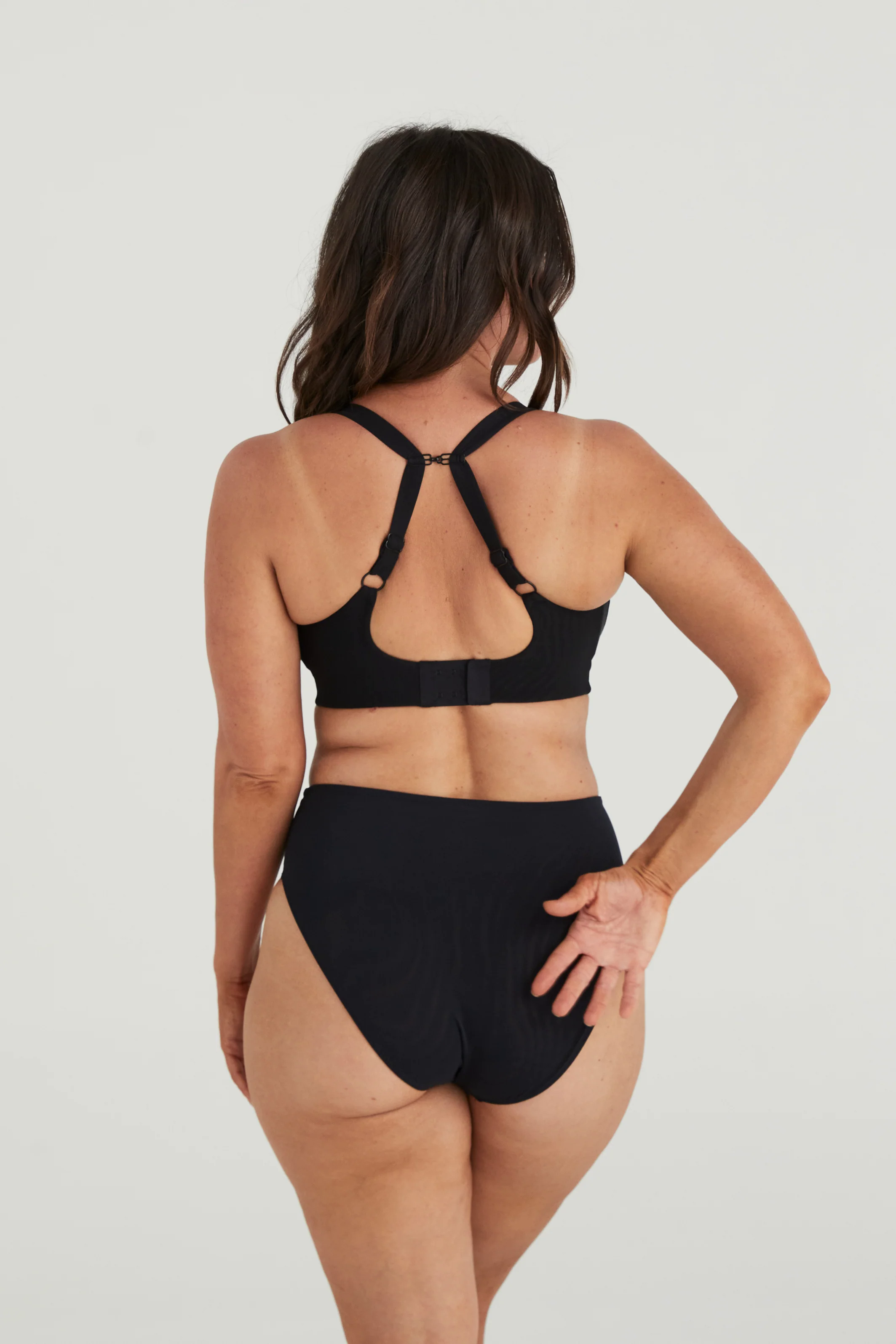 BUSTY BASICS CROP - BLACK