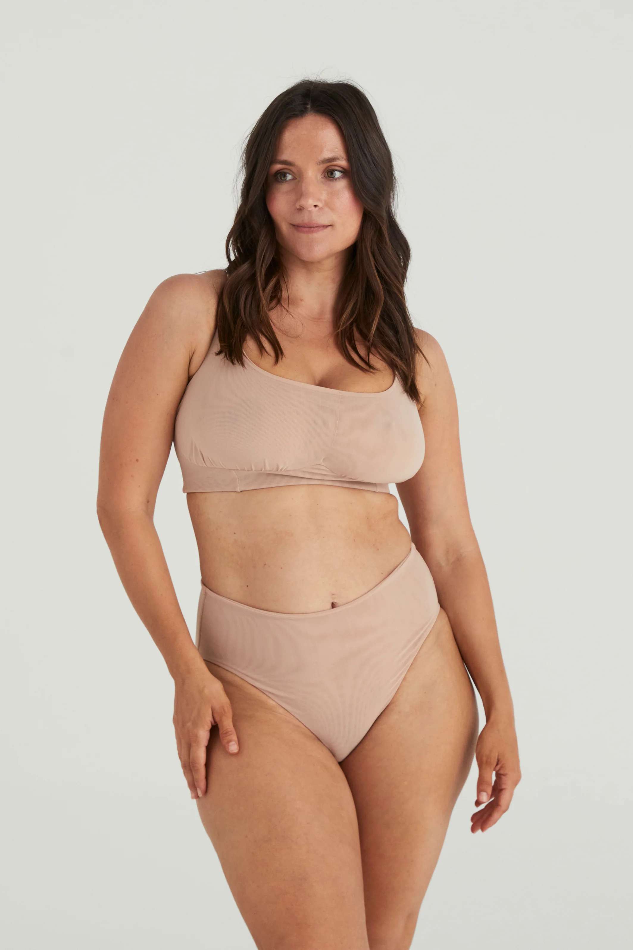 BUSTY BASICS CROP - LATTE